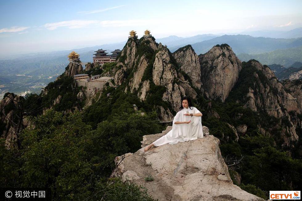 瑜伽女神2200米悬崖绝壁修炼 挑战高难度动作