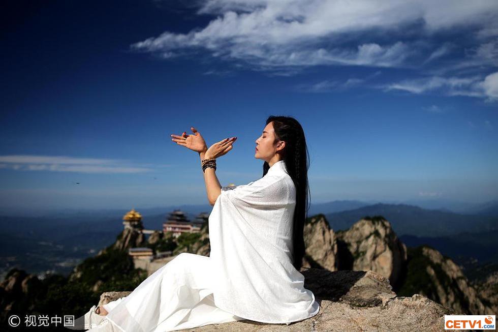 瑜伽女神2200米悬崖绝壁修炼 挑战高难度动作