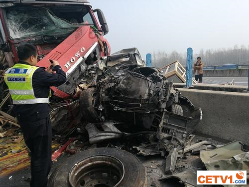 信阳息县大广高速多点汽车相撞 致7人死亡