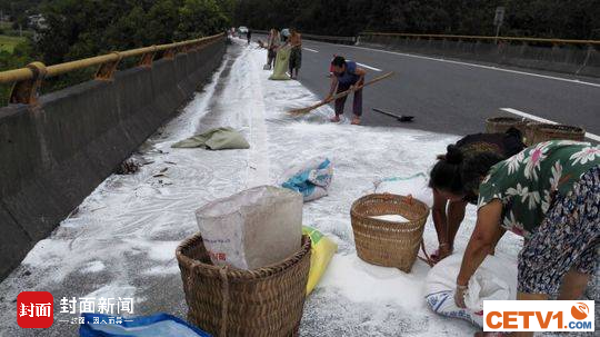村民顺走高速路上工业盐 被劝后:这是咸的 就是盐